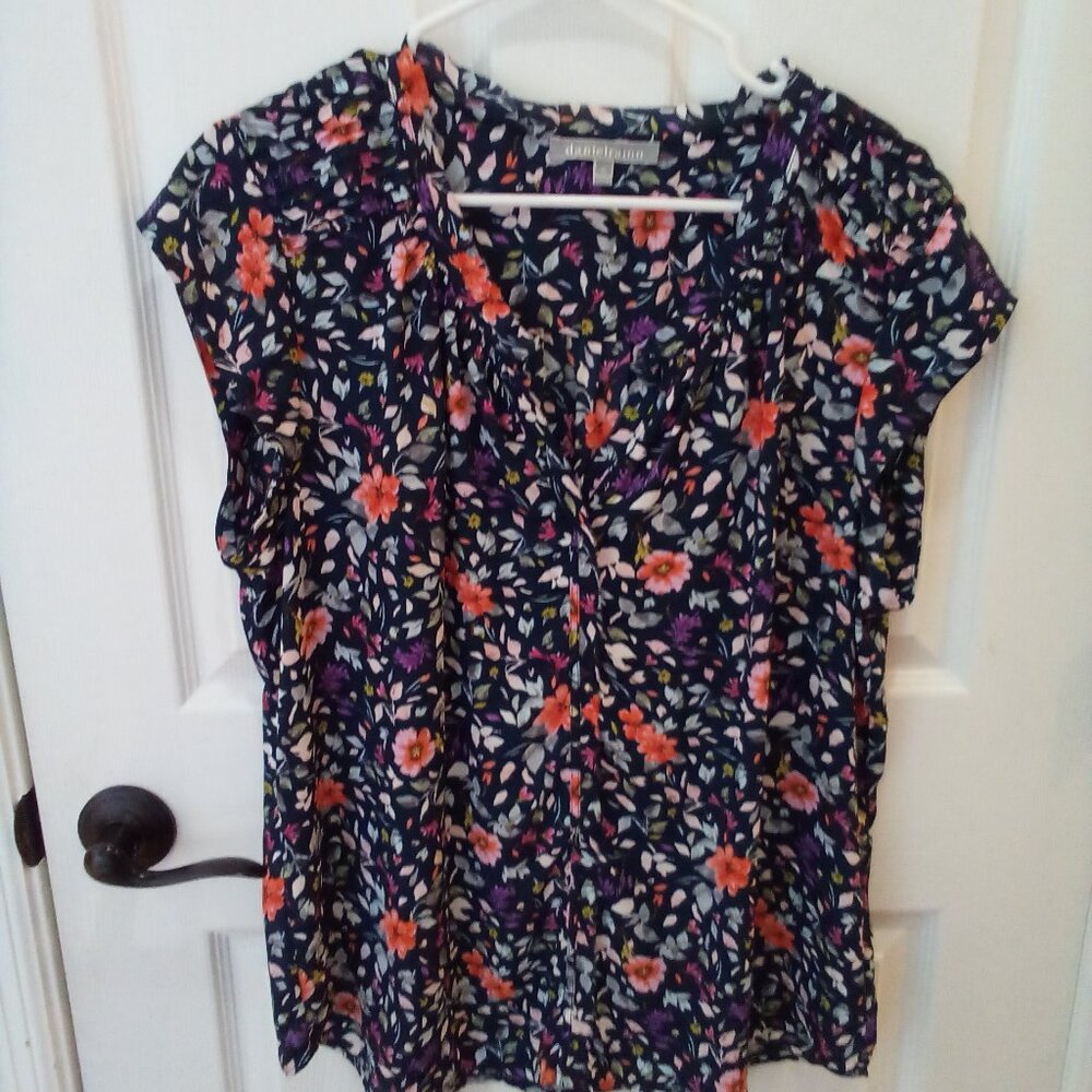 Daniel Rainn top XL